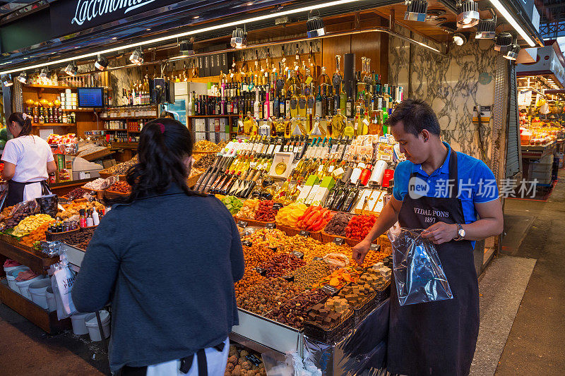 在巴塞罗那著名的La Boqueria市场销售各种糖果，坚果，干果和蔬菜，油和其他产品。